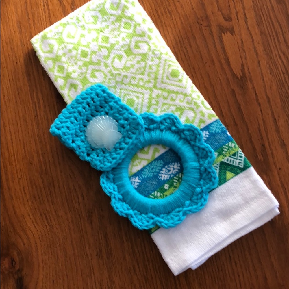 Kitchen towel hanger and 1 cotton towel